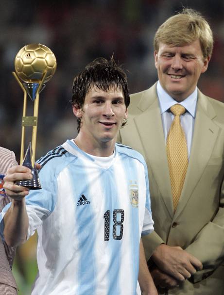Olanda 2005, Messi riceve dal principe Guglielmo il premio di miglior giocatore del campionato mondiale under 20 (Reuters)